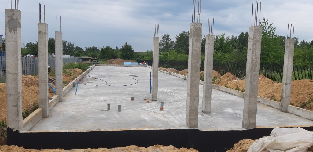 Proces produkcji hali - betonowe filary gotowe do stawiania stalowej konstrukcji