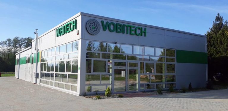 Front hali produkcyjnej Vobitech o pow. 420 m2 z dużą częścią frontu i boku wykończoną różnej wielkości oknami