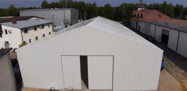 Zdjęcie z drona frontu i dachu białej hali namiotowej o pow. 450m2