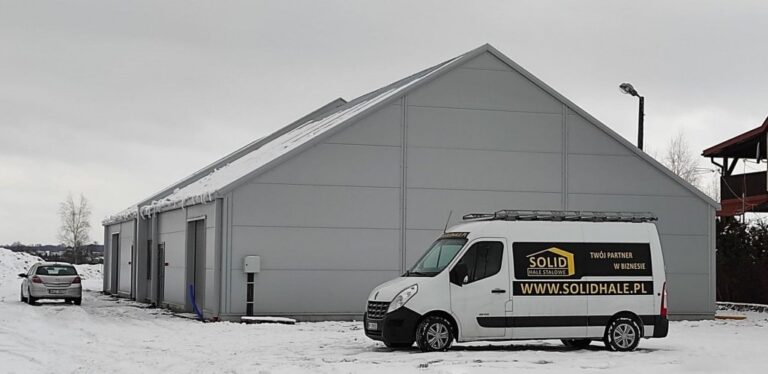 Szara, produkcyjna hala o pow. 450 m2 z dachem pokrytym cienką wartswą śniegu